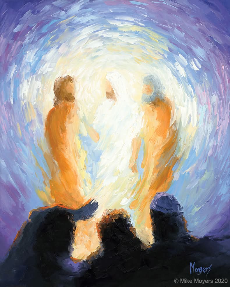 Pintura artística representando a Transfiguração de Jesus, com três figuras centrais envoltas em luz intensa e radiante. Jesus está ao centro, resplandecente em branco, entre Moisés e Elias, enquanto três discípulos observam a cena em sombras na parte inferior da imagem.