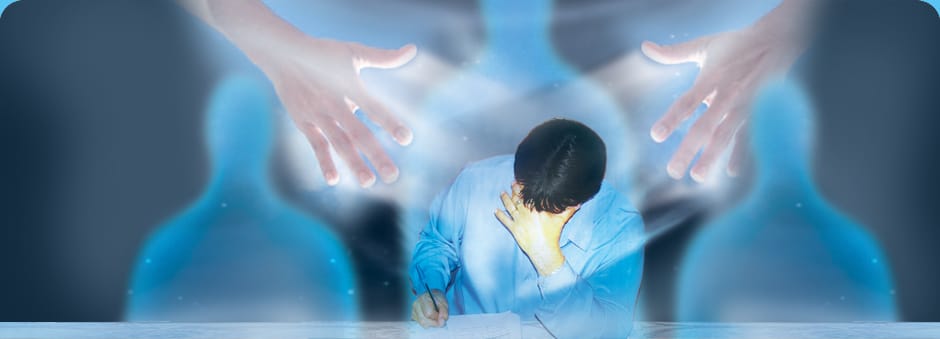 Homem escrevendo com expressão de concentração enquanto mãos espirituais e silhuetas luminosas o cercam, sugerindo influência mediúnica.
