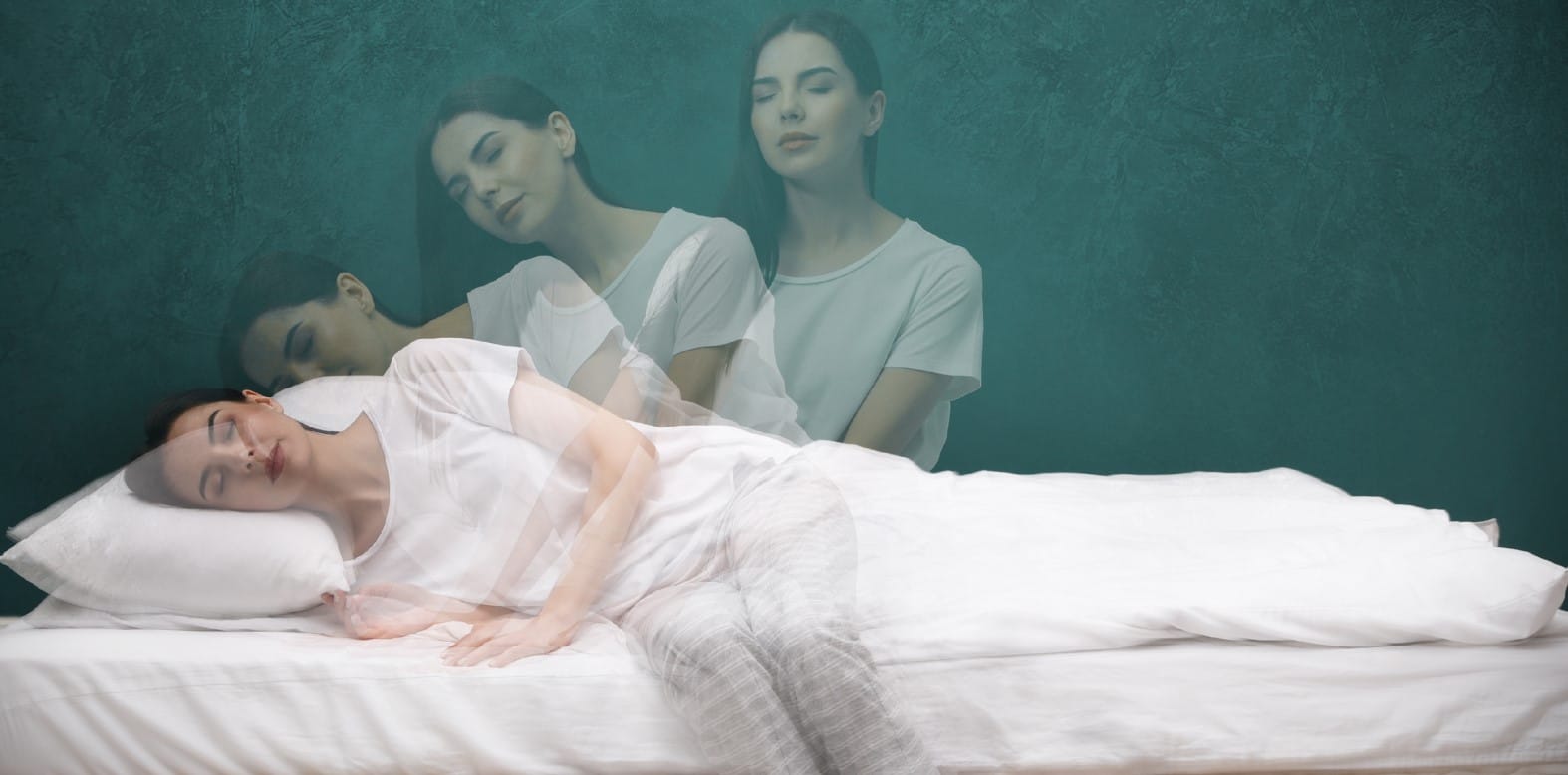 Mulher deitada na cama com olhos fechados, representando um estado de sonambulismo ou projeção da consciência, com múltiplas imagens dela sentada ao fundo, sugerindo um estado alterado de consciência.