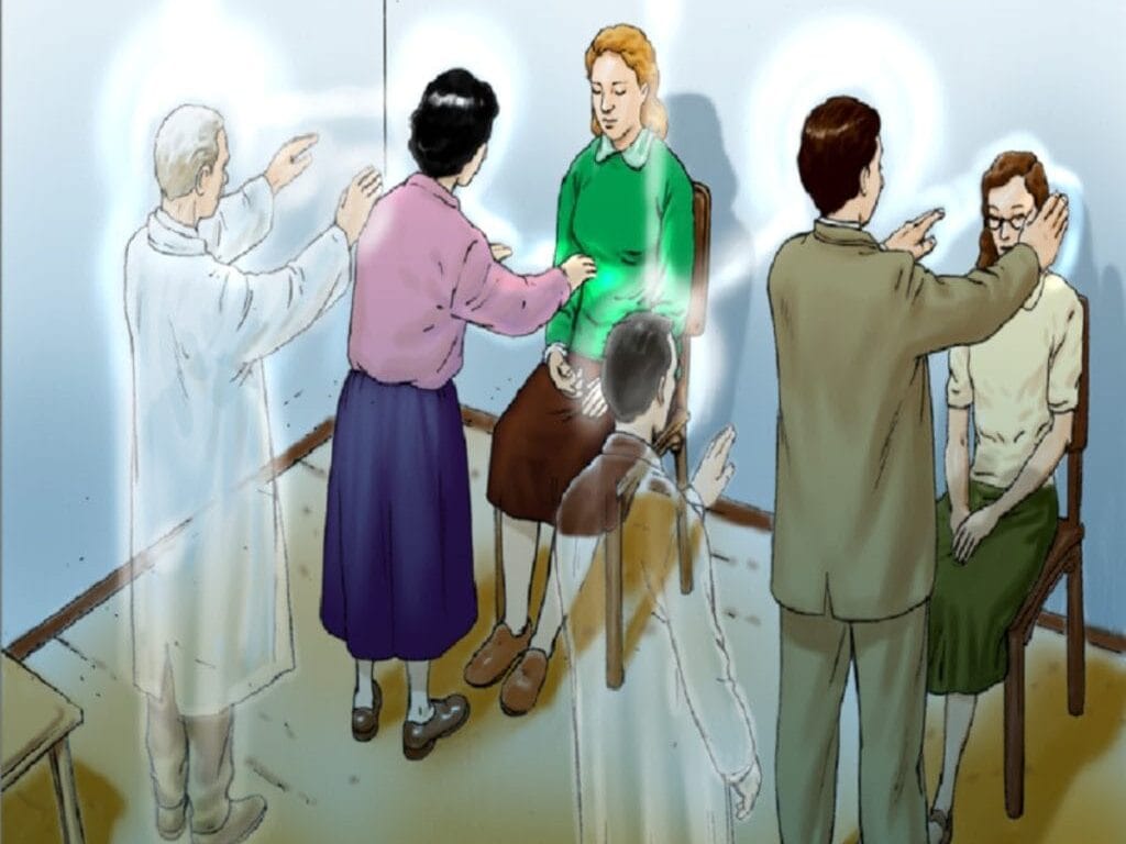 Cena de aplicação de passe espírita, com médiuns e espíritos trabalhando juntos para transmitir energias curativas a duas pessoas sentadas, rodeadas por luzes sutis.