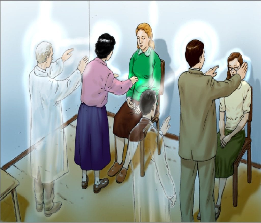 Cena de aplicação de passe espírita, com médiuns e espíritos trabalhando juntos para transmitir energias curativas a duas pessoas sentadas, rodeadas por luzes sutis.